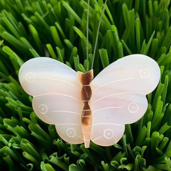 Vintage - Darling Treasure Mother of Pearl (MOP) Shell Butterfly Pin - Perfect - Picture 6 of 10
